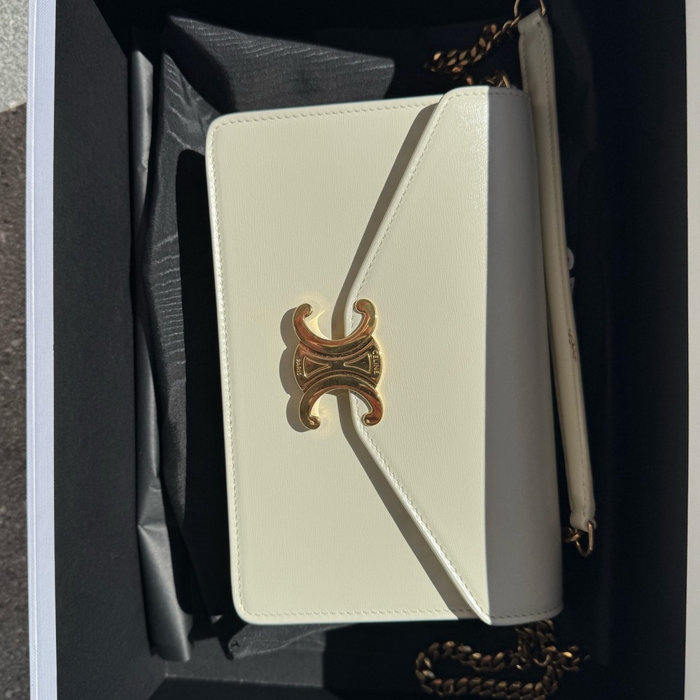 CELINE WALLET ON CHAIN MARGO IN SHINY CALFSKIN - WHITE COTTON 

 
TAX